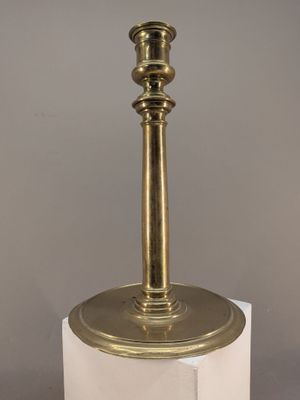 une lampe de table ancienne en laiton, posée sur un socle en marbre blanc