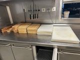 de nombreuses planches à découper et de nombreux couteaux sur le plan de travail de la cuisine
