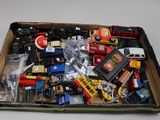 une boîte remplie d'un assortiment de petits trains et de camions miniatures