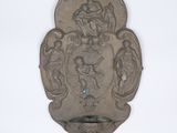 une assiette en argent sur laquelle est représenté un homme et une femme