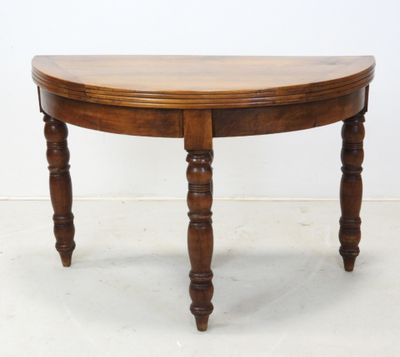 une image d'une table en bois avec un plateau incurvé
