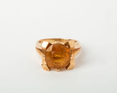 Gros plan sur une bague contenant une pierre orange