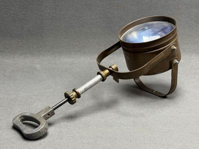 Projecteur ancien. L. :60 cm.