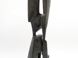 sculpture représentant une sculpture noire sur fond blanc