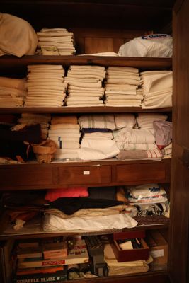 Entier contenu de l'armoire principalement linge de maison e… - Photo 1