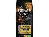 un sachet de grains de café posé sur une table