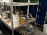 une étagère métallique sur laquelle sont posés de nombreux objets, dans une pièce