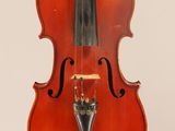un vieux violon avec un archet accroché à son dos