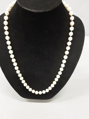 Collier en perles de culture avec fermoir en or 18 carats.