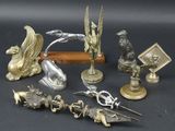 de nombreuses figurines en bronze anciennes posées sur une table