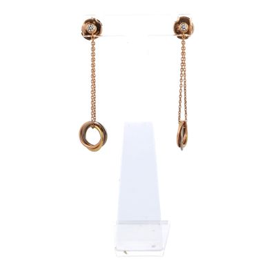 gros plan d'une paire de boucles d'oreilles sur une surface blanche
