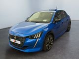 Une voiture bleue est garée dans une pièce aux murs blancs.