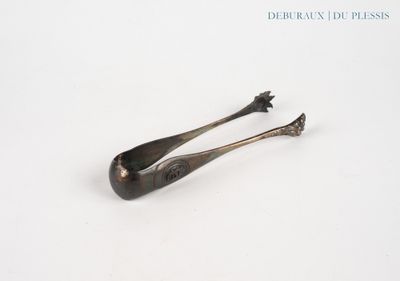 une paire de pinces posée sur une surface blanche