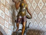une statue représentant une femme tenant une pomme à la main