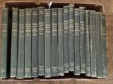 de nombreux livres dans une boîte posée sur une table en bois