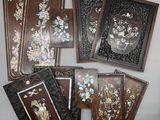 six morceaux de bois ornés de motifs floraux sur un fond blanc