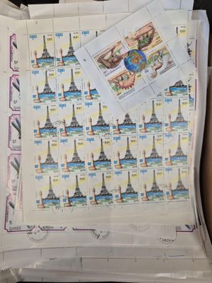 une photo d'une boîte sur laquelle sont collés de nombreux timbres