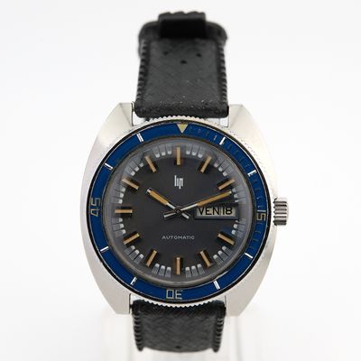 une montre noire avec un cadran bleu et un bracelet noir