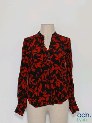 une photo d'un t-shirt rouge et noir sur un mannequin