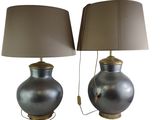 une paire de lampes en argent avec des abat-jours, sur fond blanc
