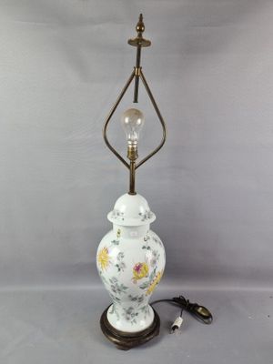 l'image d'une lampe posée sur une table