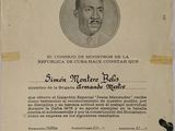 un vieux document sur lequel figure la photo d'un homme tenant un micro