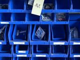 de nombreux bacs bleus remplis d'objets divers, posés par terre