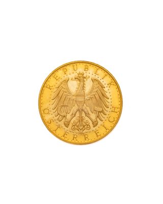 Gros plan sur une pièce d'or ornée d'un aigle