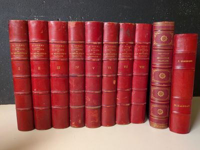 plusieurs livres rouges alignés les uns à côté des autres sur une table