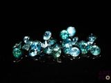 de très jolis diamants bleus et verts sur un fond noir