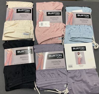 Plusieurs paires de sous-vêtements pour hommes sont disposées sur une table