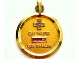 l'image d'une médaille d'or ornée d'une croix