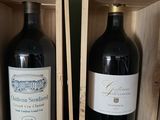deux bouteilles de vin dans un coffret en bois