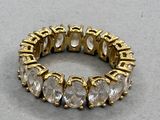 une image représentant une bague en or sertie de cinq rangées de diamants