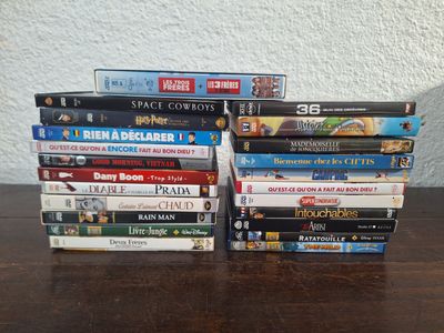 de nombreux DVD empilés les uns sur les autres sur une table