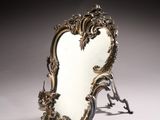 un miroir posé sur un pied au sol