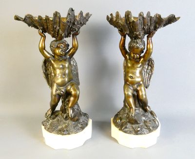 paire de figurines anciennes en bronze représentant des chérubins, sur des socles en marbre