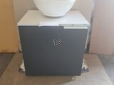 un bol blanc posé sur une boîte grise