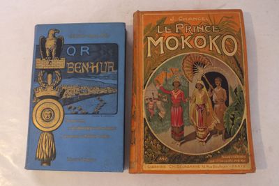 deux livres posés l'un à côté de l'autre sur une table