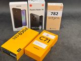 Trois boîtes de téléphones sont posées les unes à côté des autres sur une table.