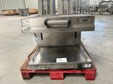 une machine posée sur une palette dans un entrepôt
