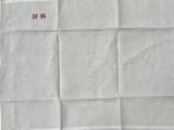 une image représentant un morceau de lin blanc orné d'une couture rouge