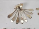 many spoons and spoon spoons laid out on a table
