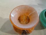 un beignet posé sur une table à côté d'un bol