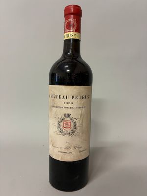 une bouteille de vin posée sur une table