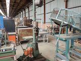 une machine qui se trouve à l'intérieur d'un bâtiment