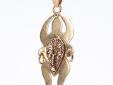 une photo d'un collier en or orné d'un pendentif en forme de cœur