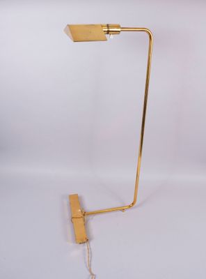 un lampadaire en métal doré sur fond blanc
