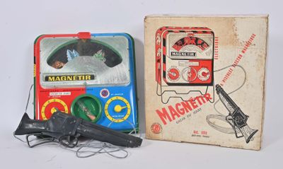 France Jouets, Magnetir, en tôle lithographiée avec carabine…