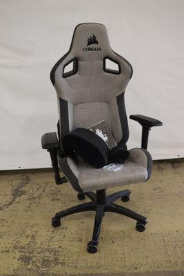 une chaise sur laquelle est posé un casque, devant un mur blanc